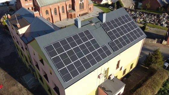 Instalacja fotowoltaiczna widziana z drona